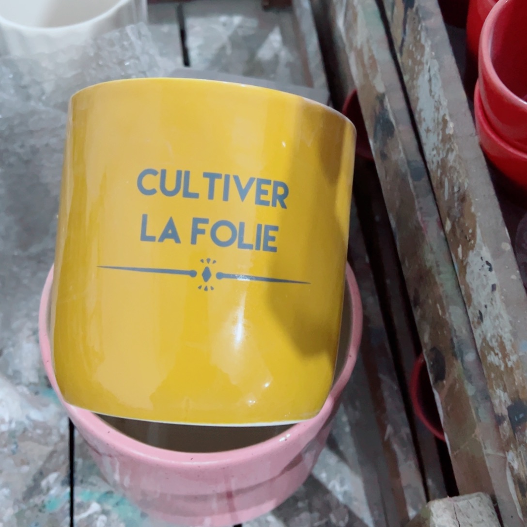 有孔，陶瓷花盆满10米包邮发货。微瑕介意慎拍