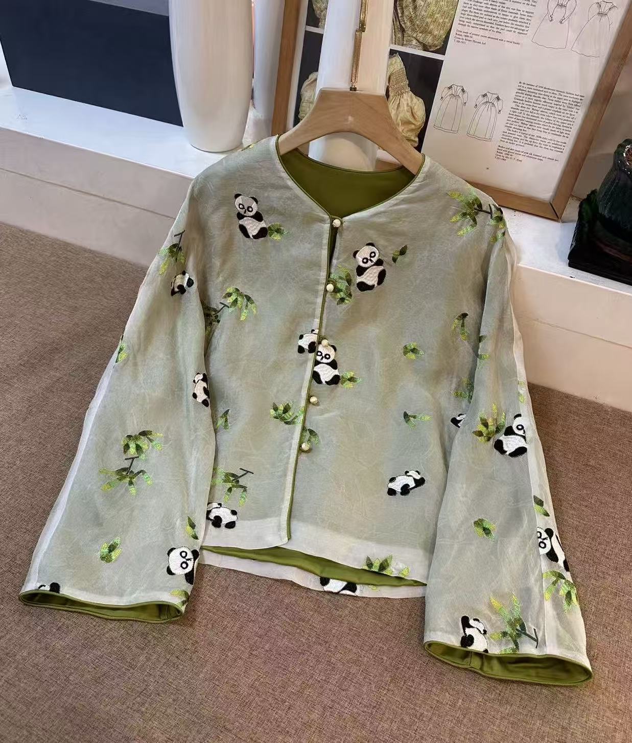 深圳南油女装新中式国风熊猫真丝花螺绿色外套女-08