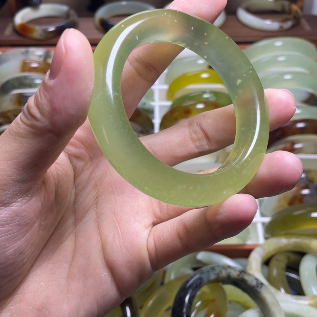 蛇纹石玉未镶嵌手镯