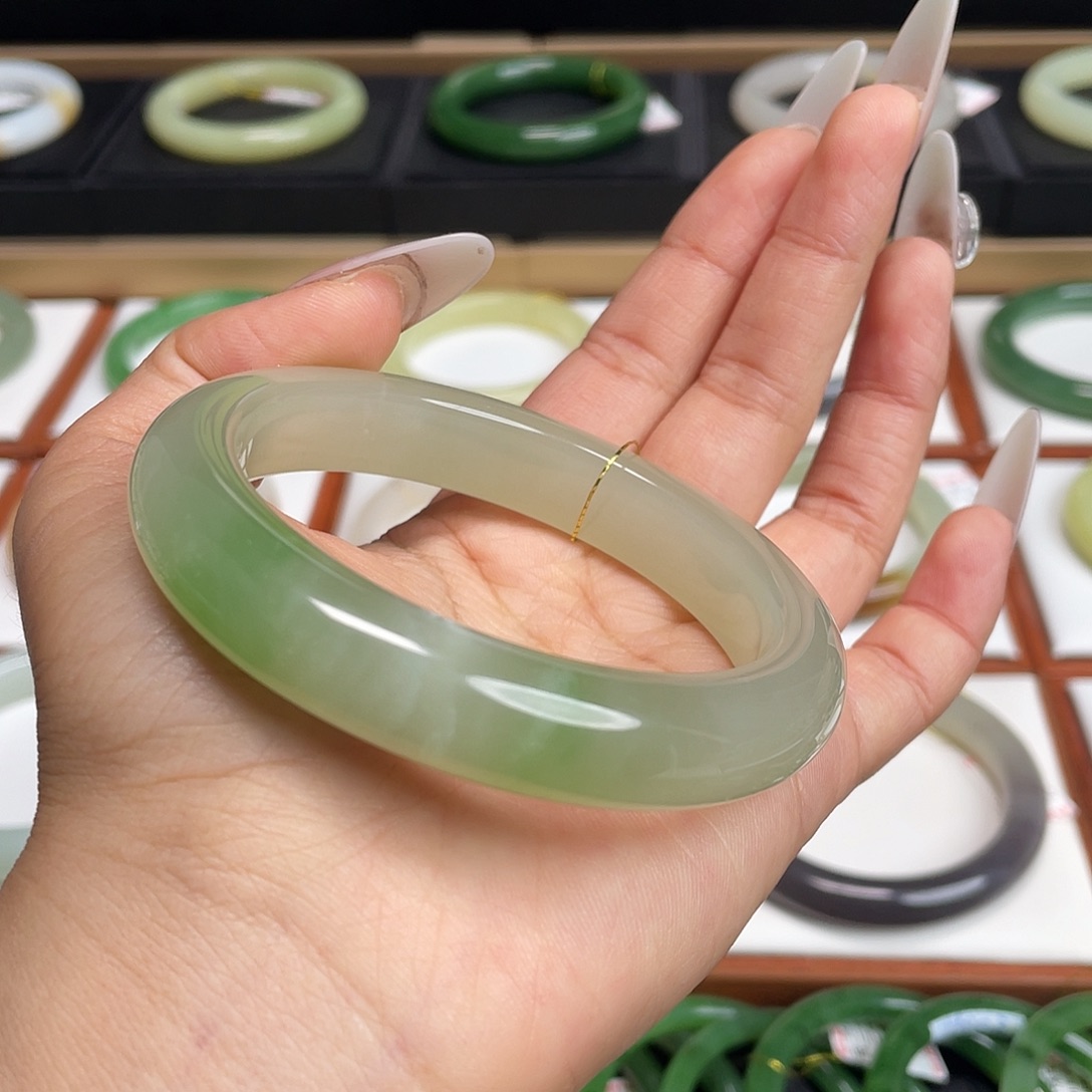 和田玉未镶嵌手镯冰翠！58