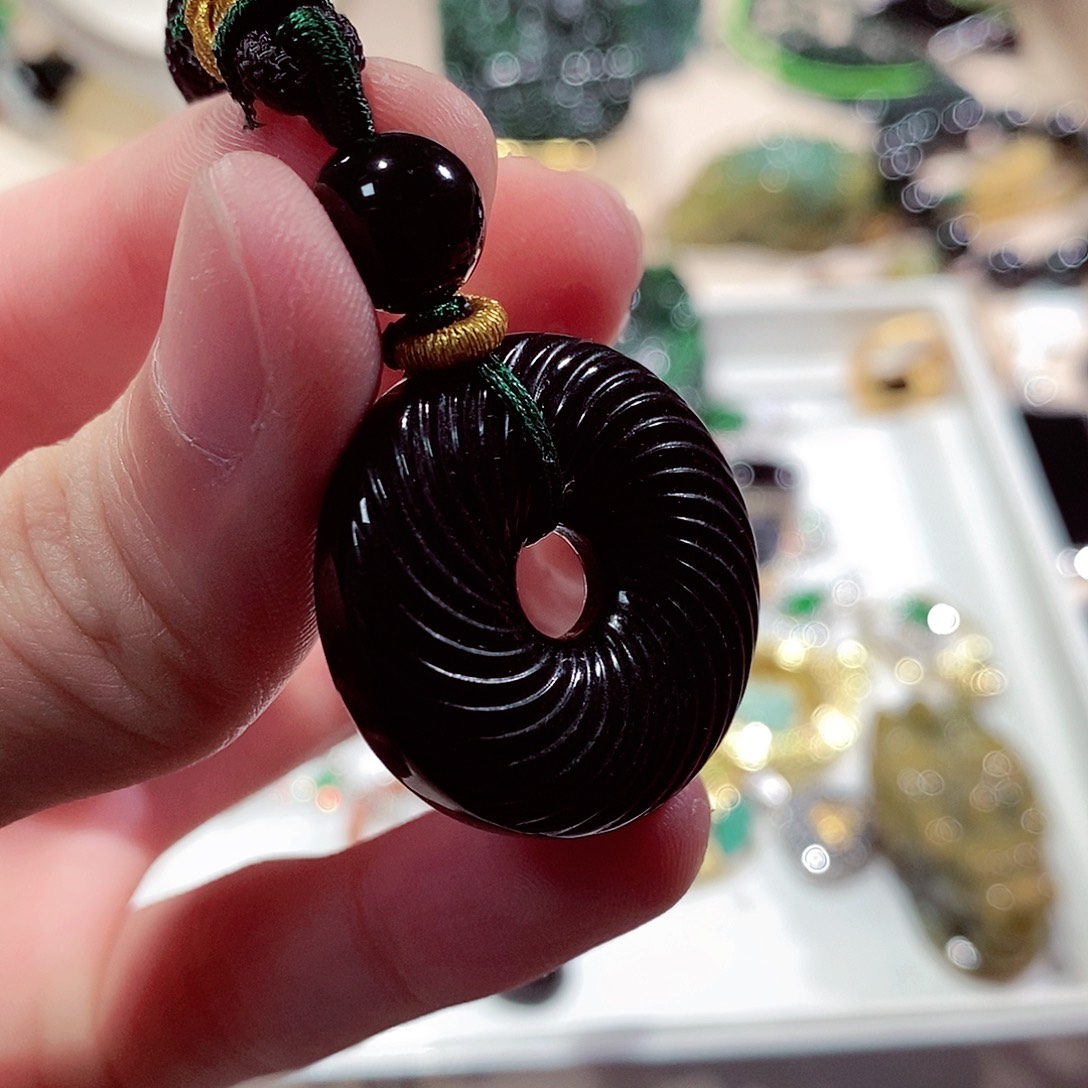 翡翠颈饰未镶嵌翡翠z