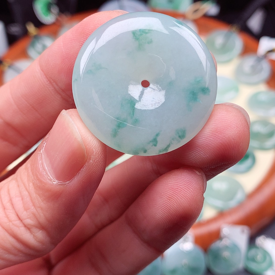 翡翠颈饰未镶嵌平安扣