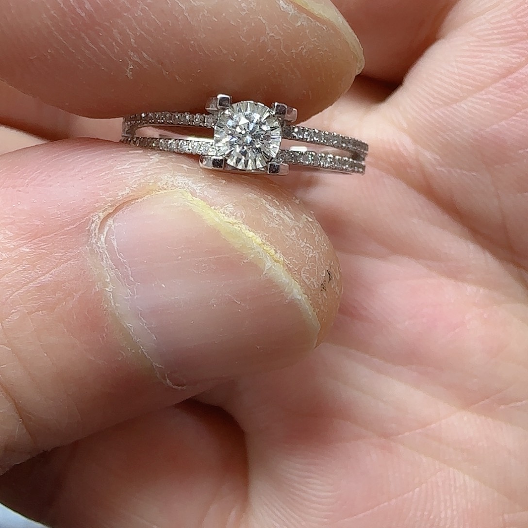 钻石戒指/指环18K金镶嵌