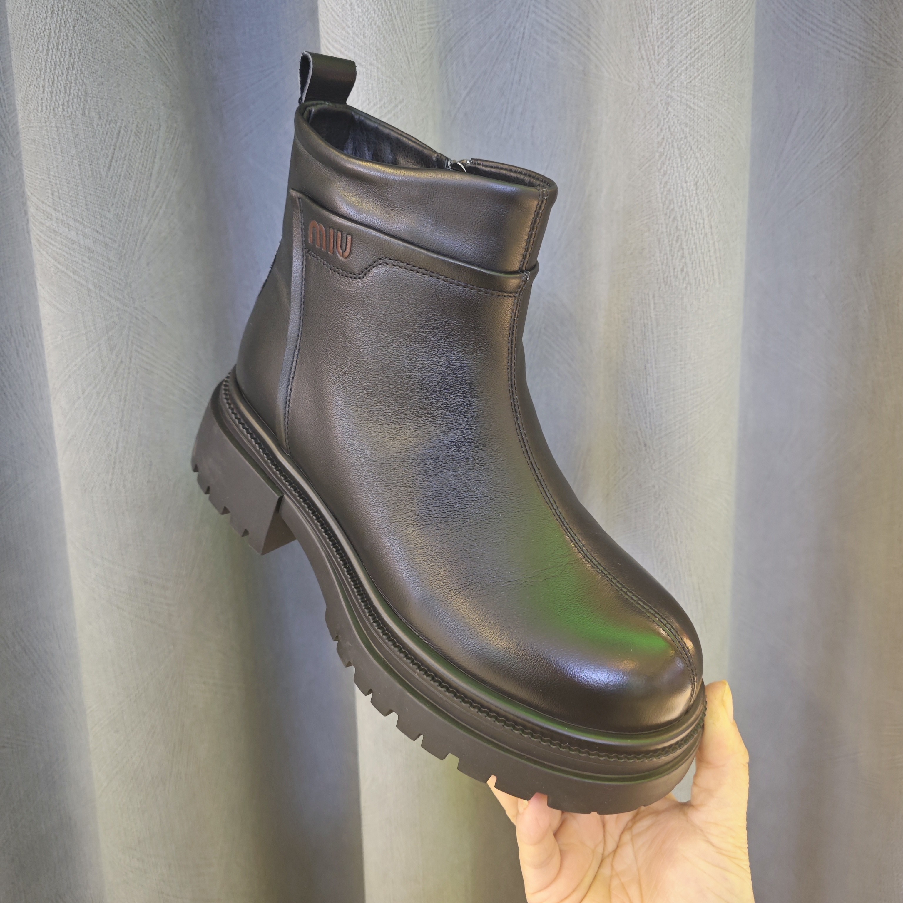 86609女款皮毛一体冬季马丁靴秋冬时尚英伦风厚底系带复古短靴子