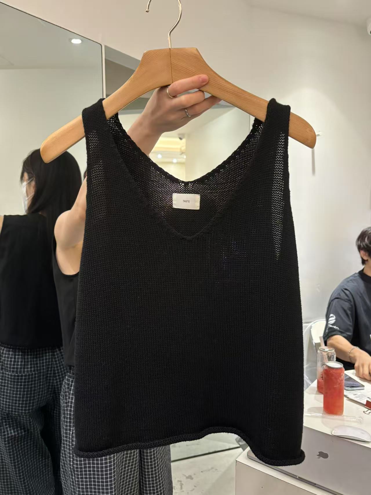 【在韩国的小李】东大门无袖V领背心【NO退NO换】