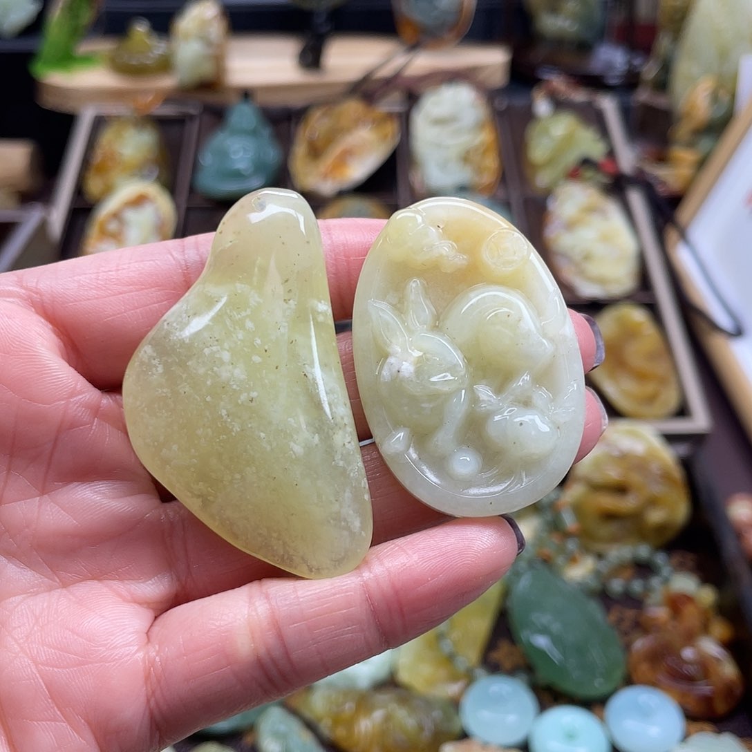 蛇纹石玉颈饰未镶嵌两个一起