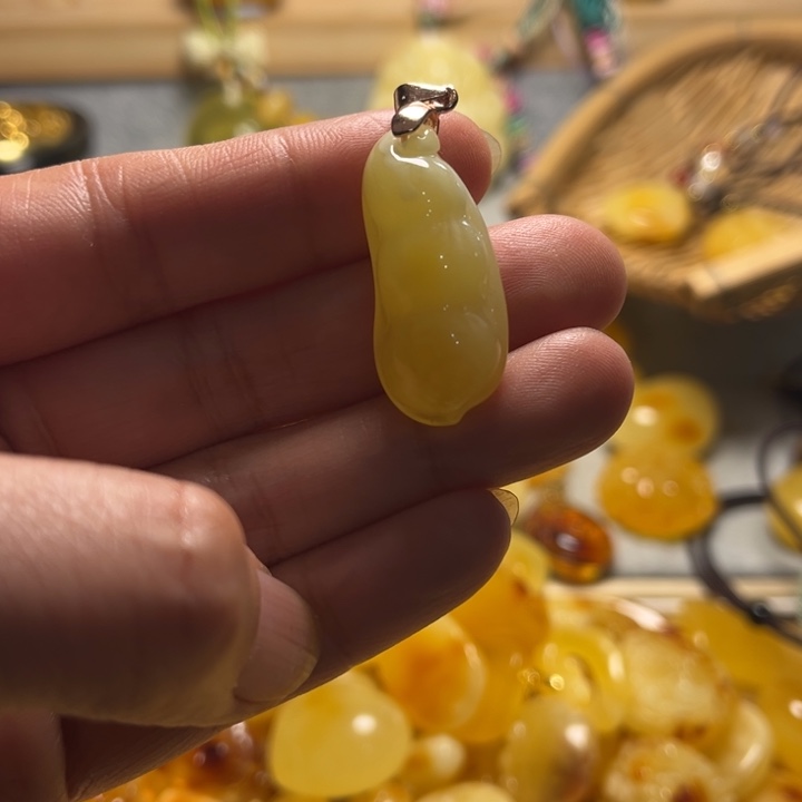 琥珀颈饰未镶嵌蜜蜡