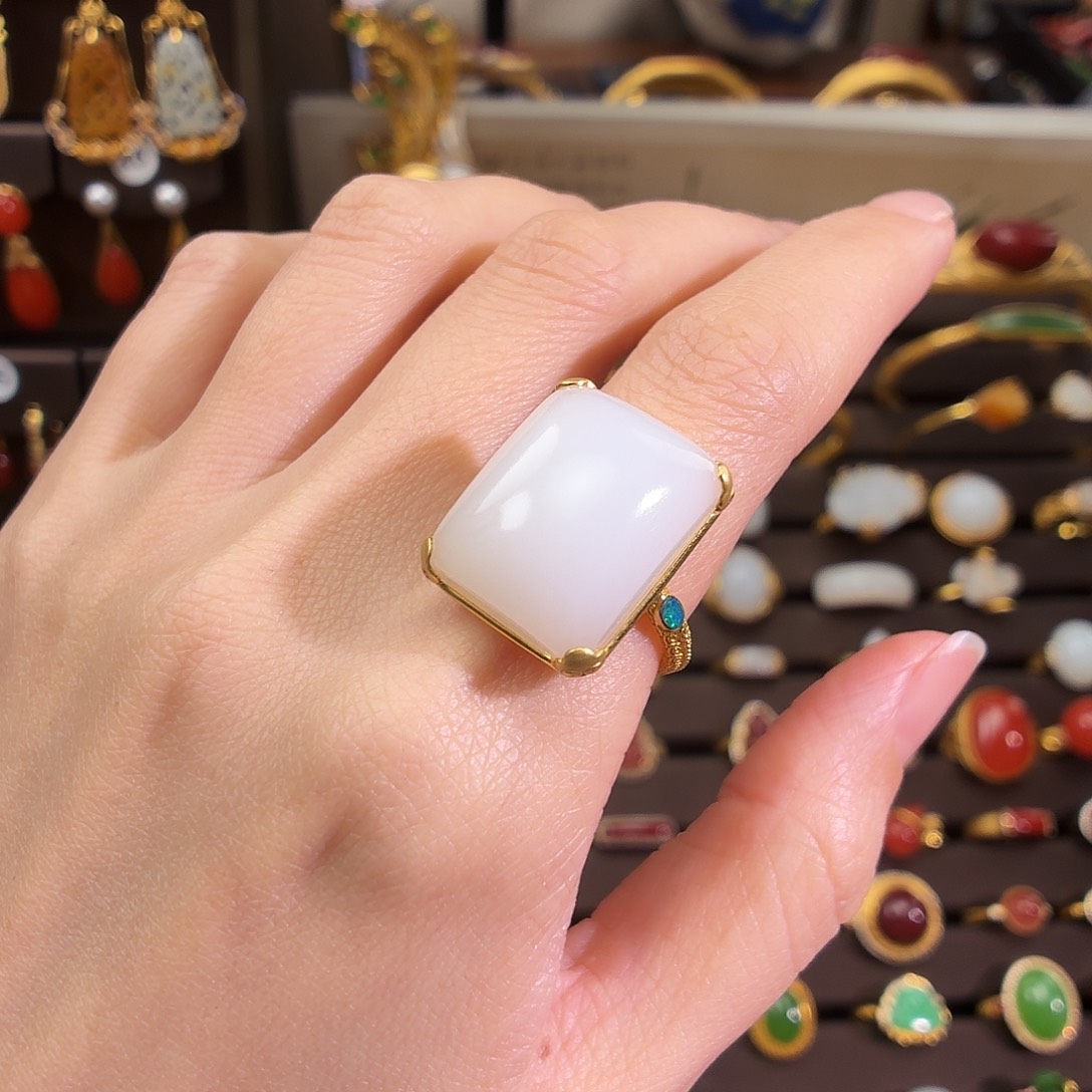 颈饰18K金镶嵌和田玉