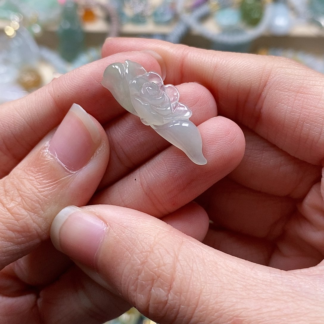 翡翠颈饰未镶嵌闪