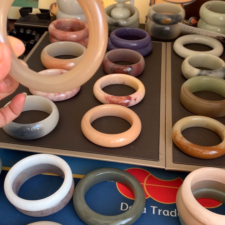 石英质玉（佘太翠）未镶嵌手镯