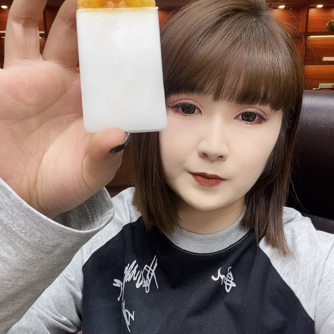 陈***峥和田玉未镶嵌颈饰