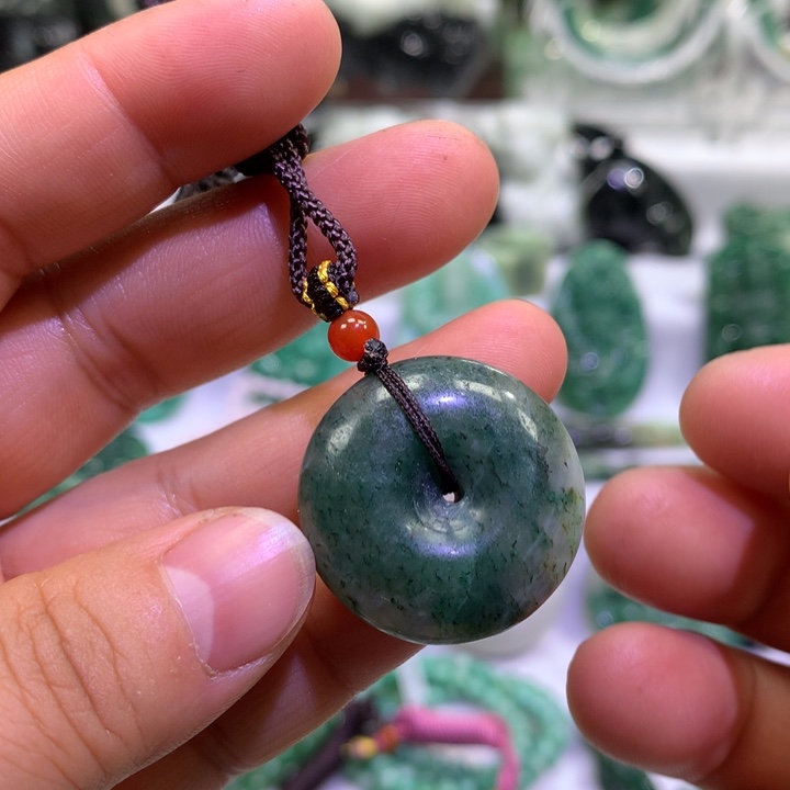 独山玉未镶嵌颈饰