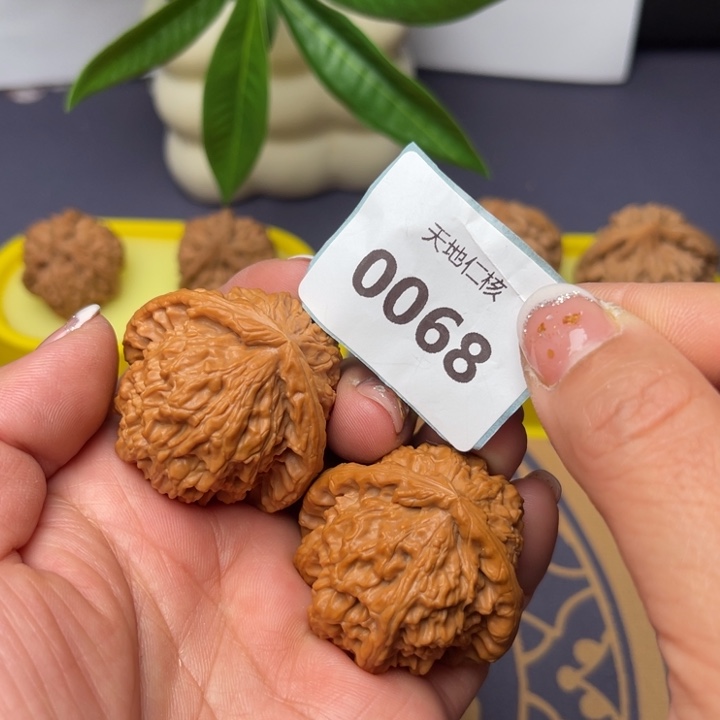 文玩核桃把件40三角白68