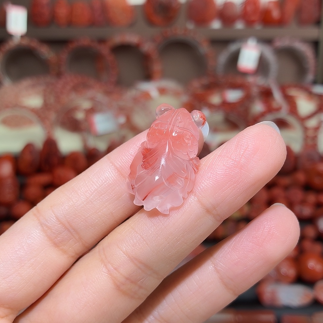 郭***顺南红玛瑙未镶嵌颈饰金鱼吊坠