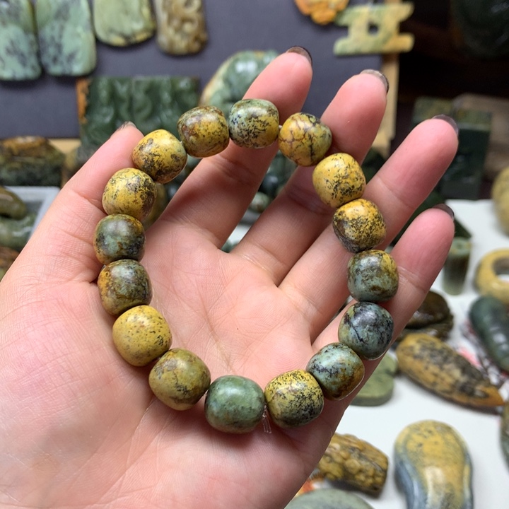 透闪石质玉未镶嵌颈饰