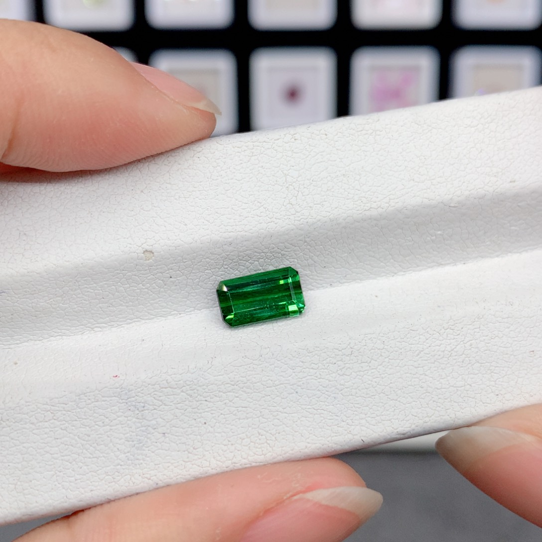 碧玺裸石未镶嵌1.6克拉