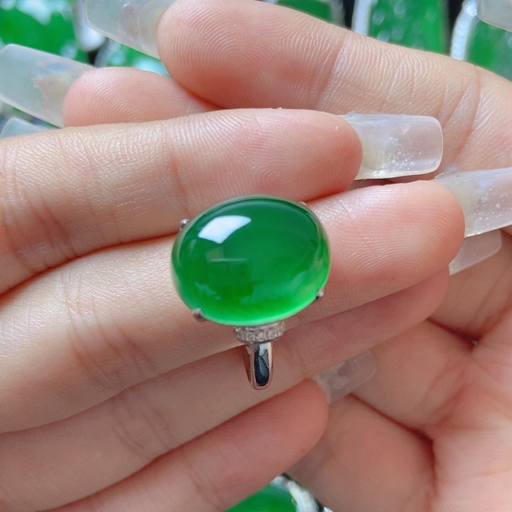 翡翠颈饰18K金镶嵌18。      