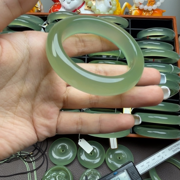 雅***，岫玉未镶嵌手镯岫玉手镯