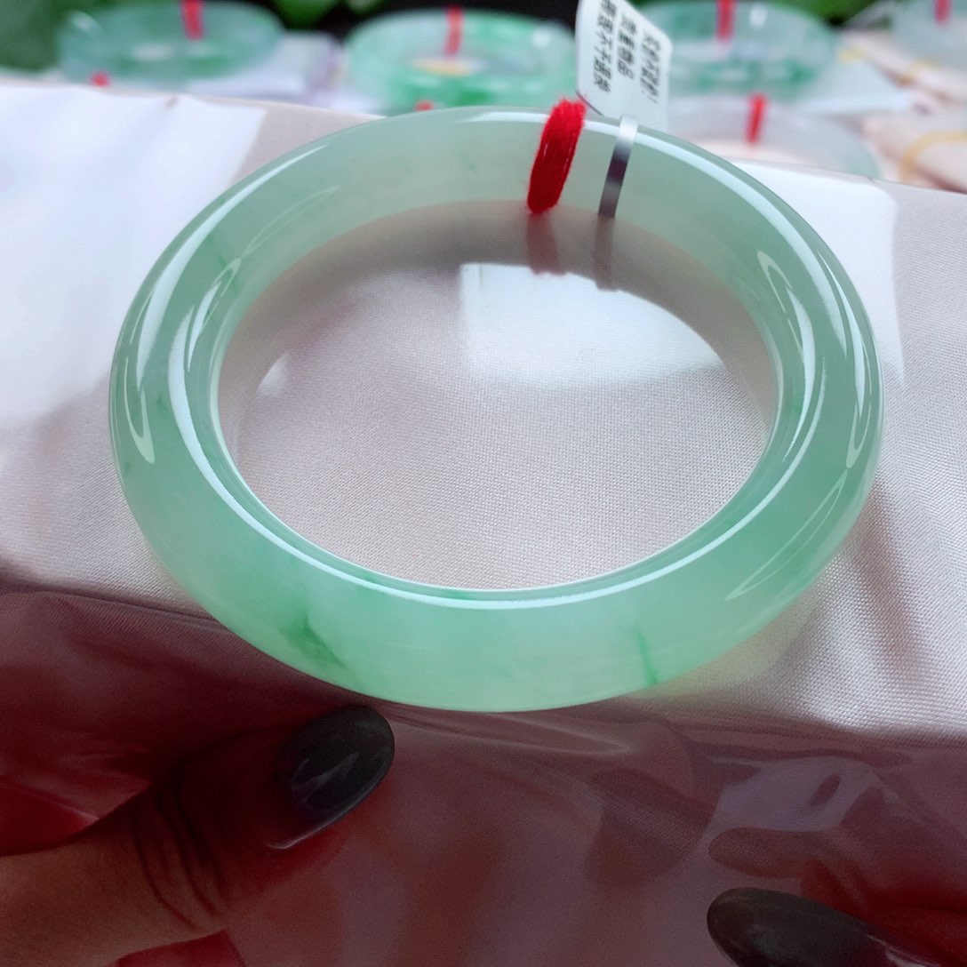 翡翠手镯未镶嵌56圆条 甜绿飘花 灵