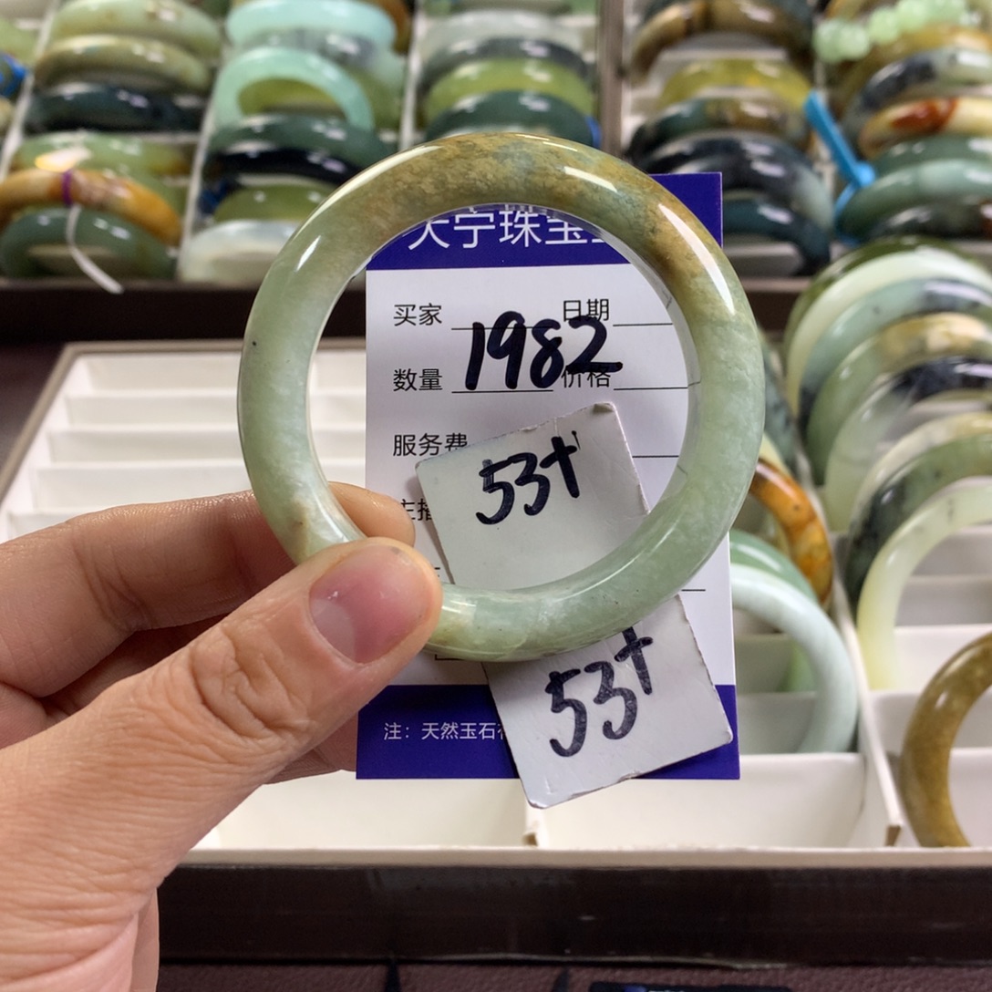 蛇纹石玉未镶嵌手镯1982