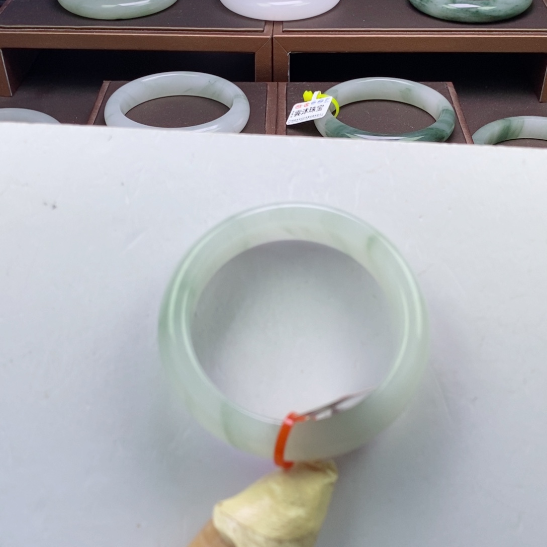 石英质玉手镯未镶嵌小*宝