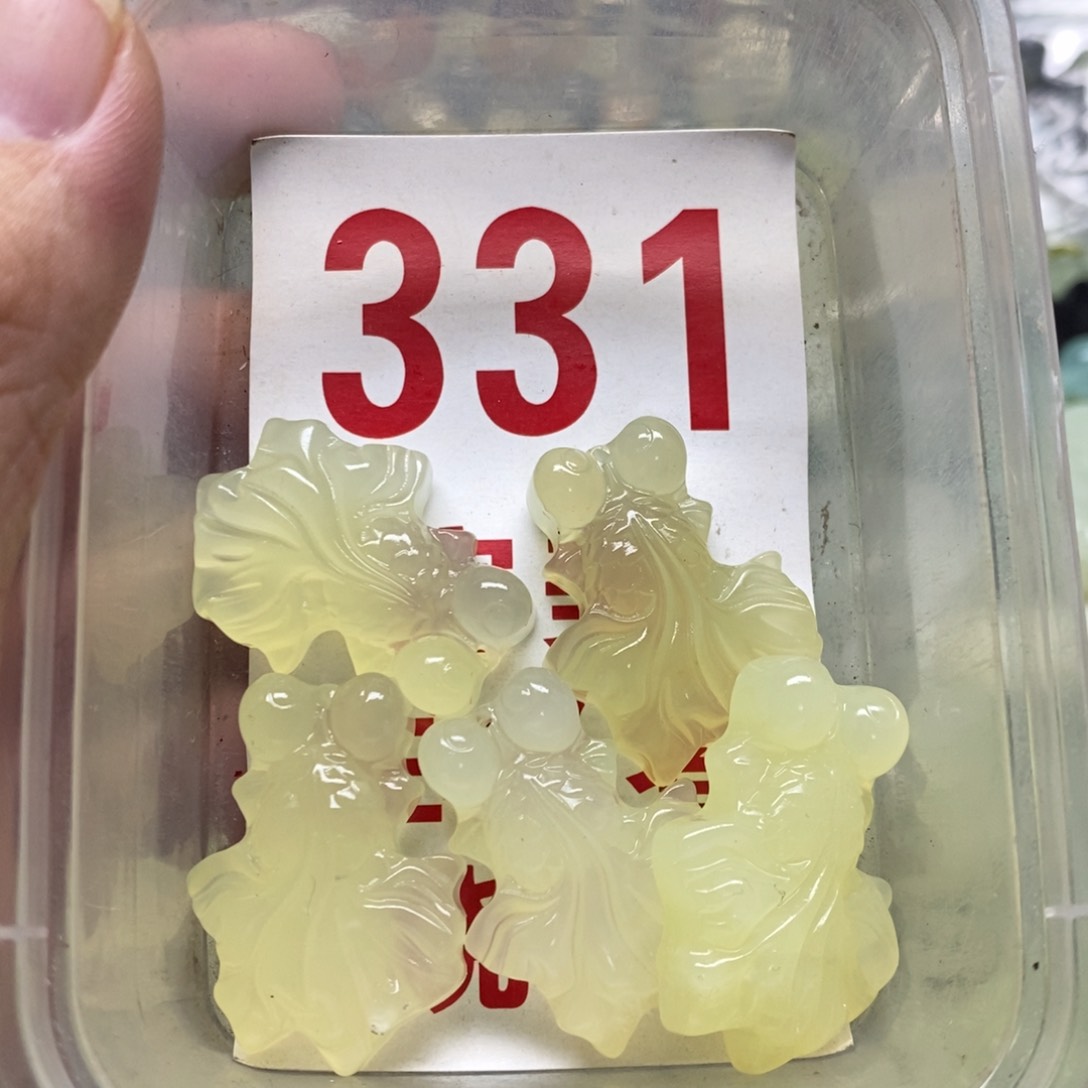 蛇纹石玉挂坠未镶嵌