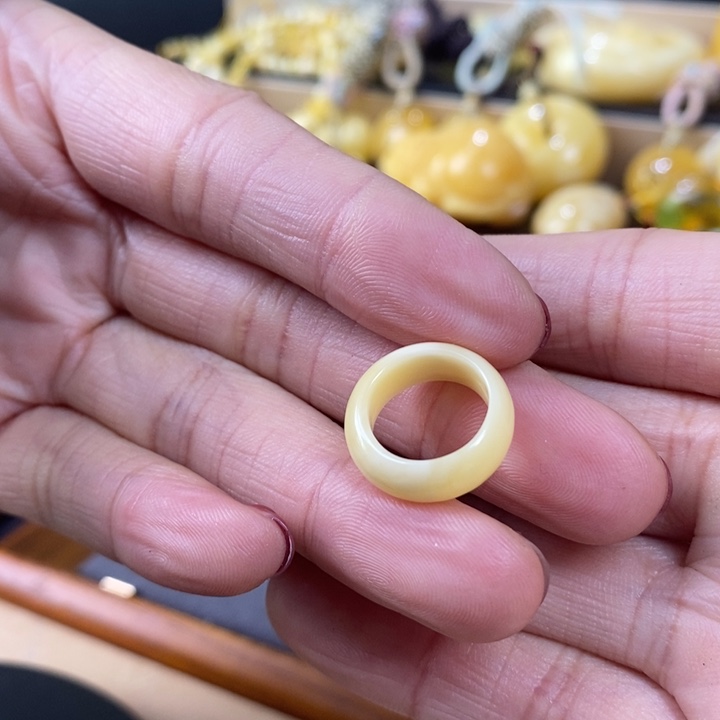 琥珀裸石未镶嵌跑环