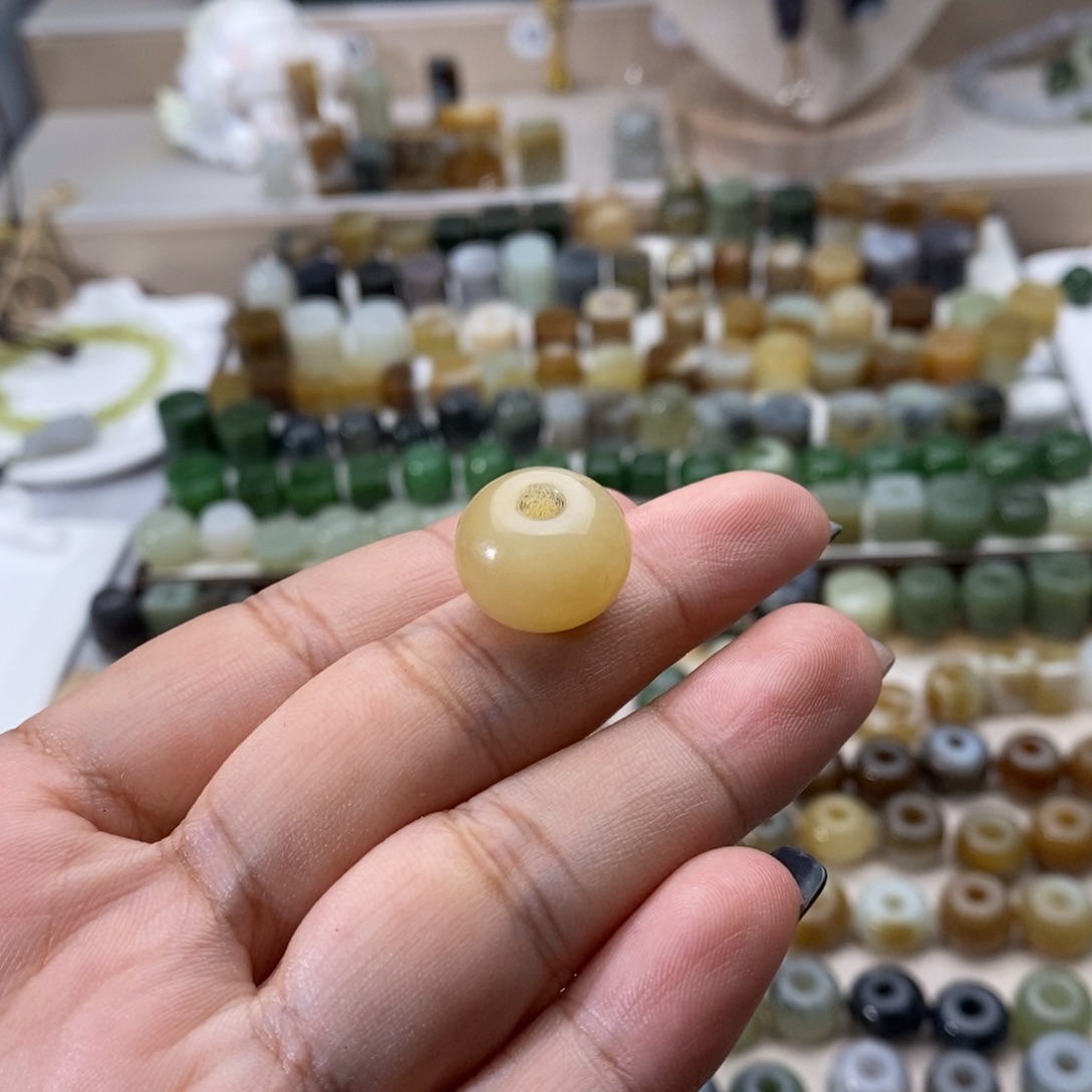 和田玉未镶嵌颈饰微瑕