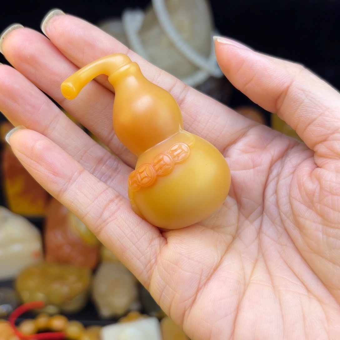万***立石英质玉未镶嵌黄蜡石吊坠