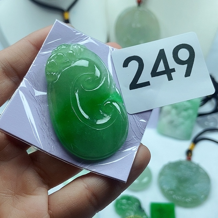 翡翠吊坠(赠链)未镶嵌