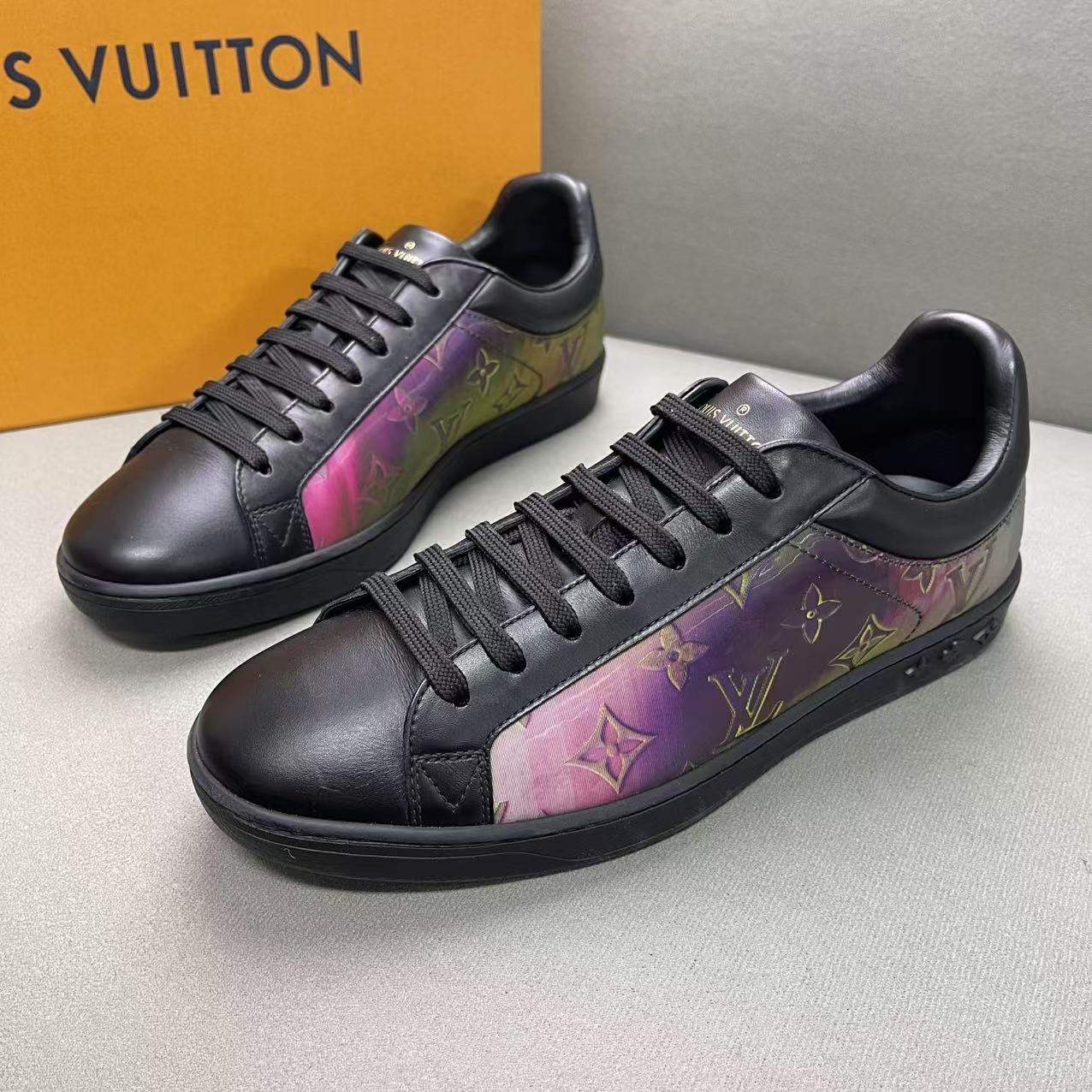 99新 LouisVuitton/路易威登 黑色镭射老花时尚百搭潮流板鞋 39码