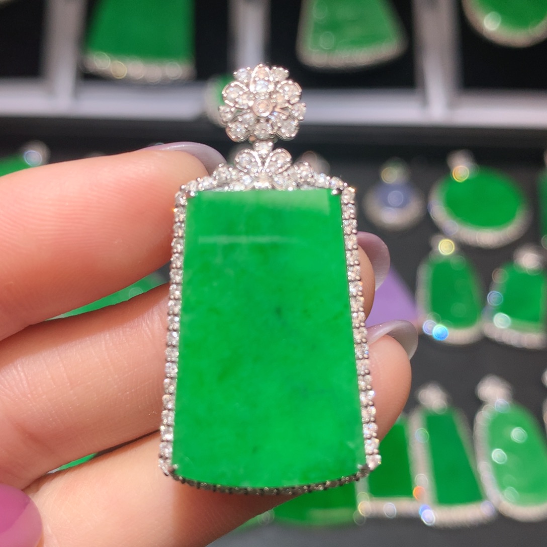 翡翠颈饰18K金镶嵌翡翠