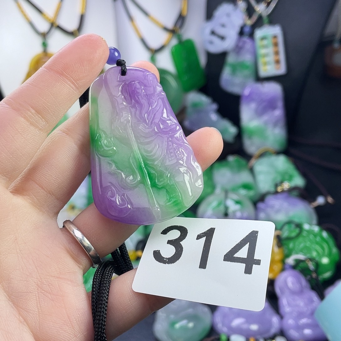 翡翠未镶嵌吊坠(赠链)