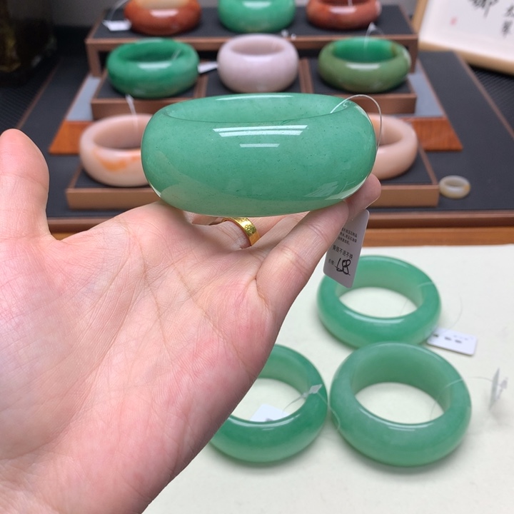 岁***好石英质玉（非洲翠）未镶嵌舍