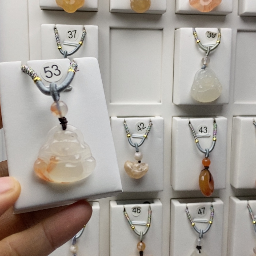 石英质玉颈饰未镶嵌有***愁