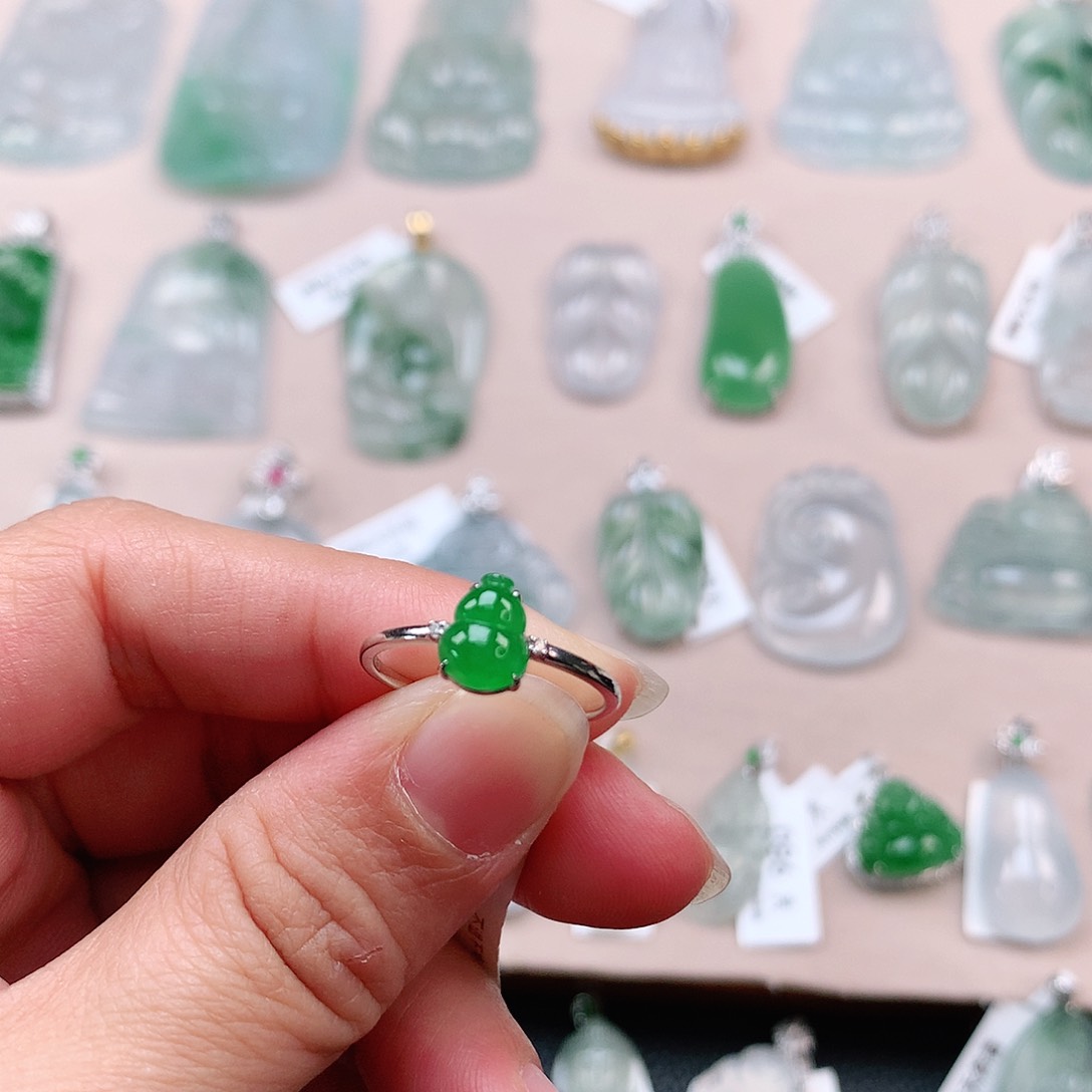 翡翠颈饰18K金镶嵌葫芦戒指