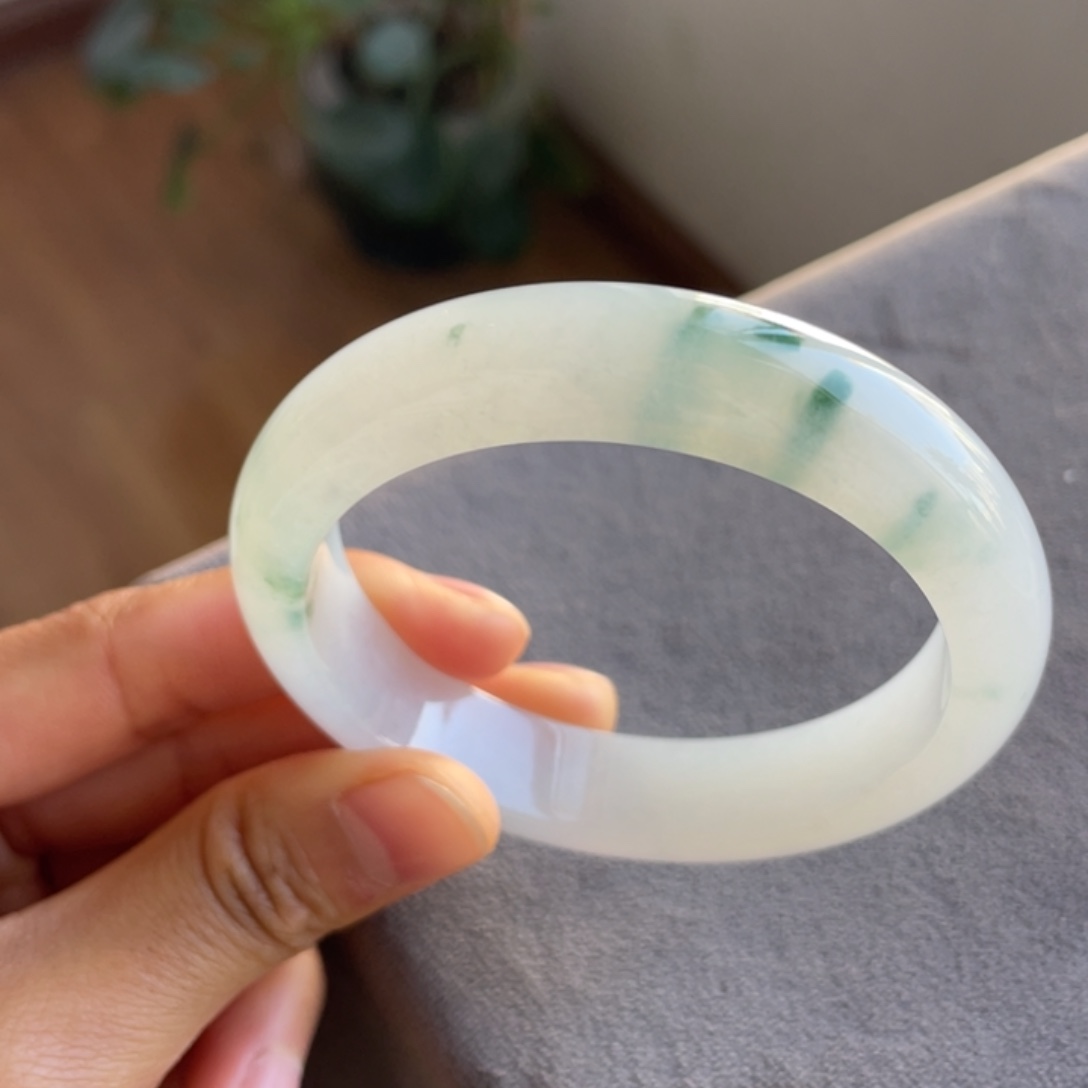 翡翠未镶嵌手镯白底绿花