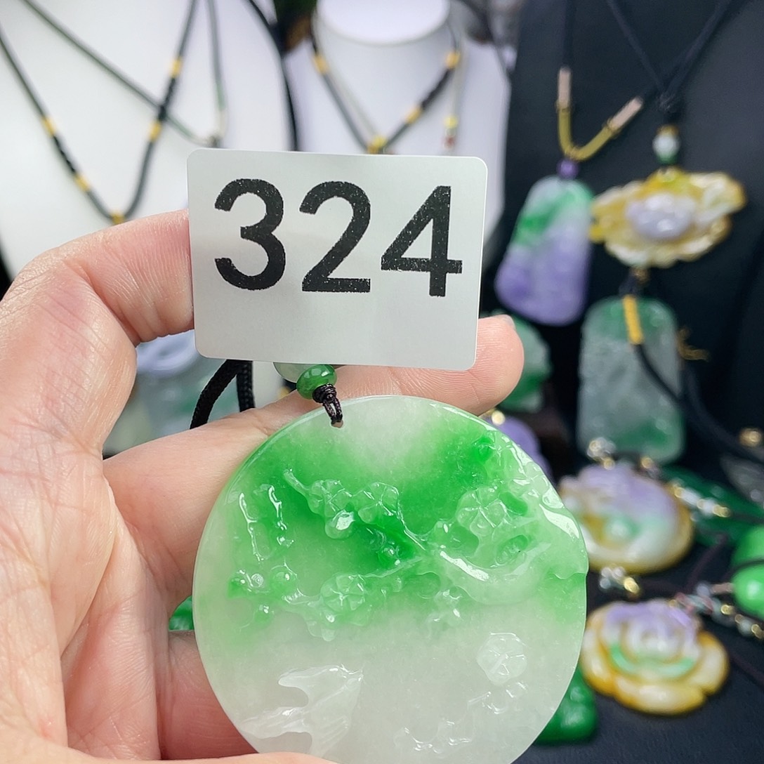 翡翠未镶嵌吊坠(赠链)