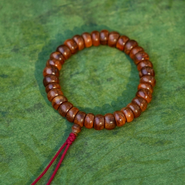 崖柏陈化黑油甜梅子香（素心）13mm手持