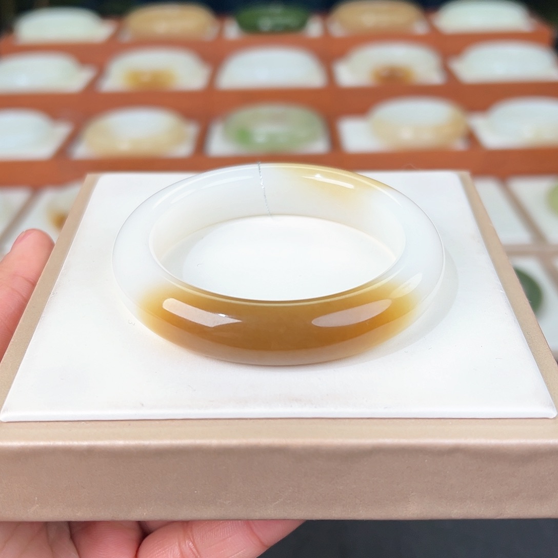 和田玉手镯未镶嵌糖白