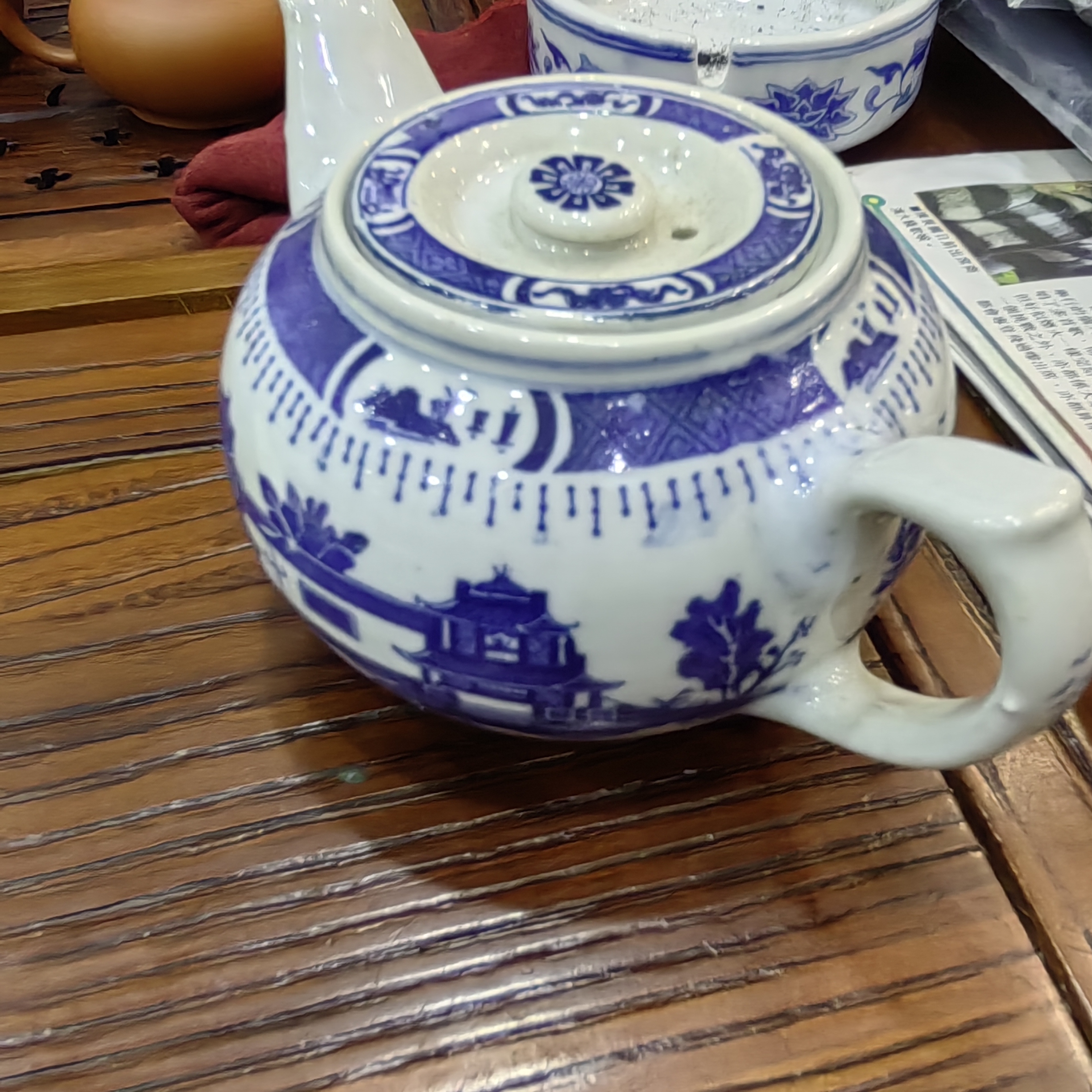 景德镇青花梧桐茶壶，高7.5cm，壶身绘制精美的亭台楼阁山水图案
