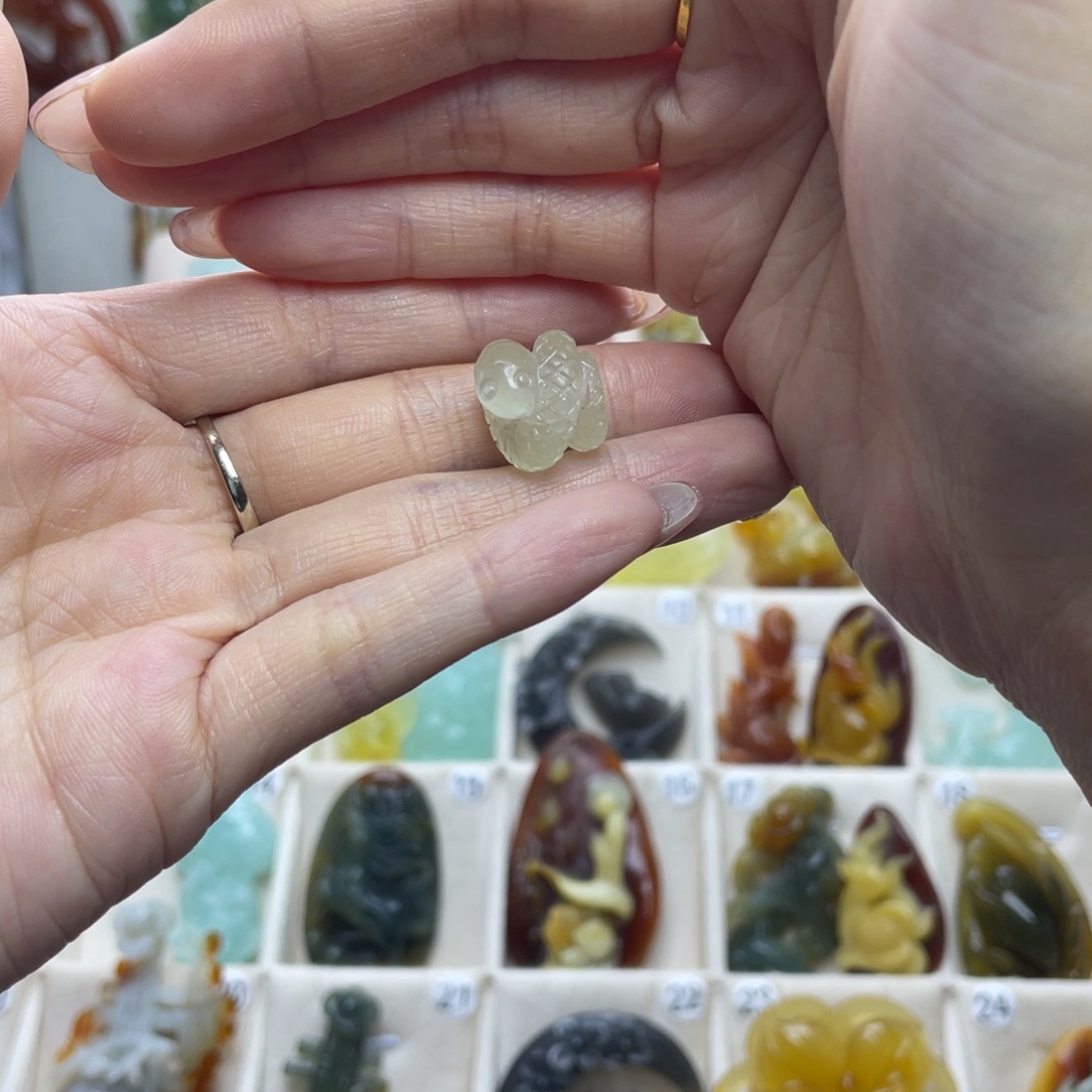 蛇纹石玉未镶嵌颈饰