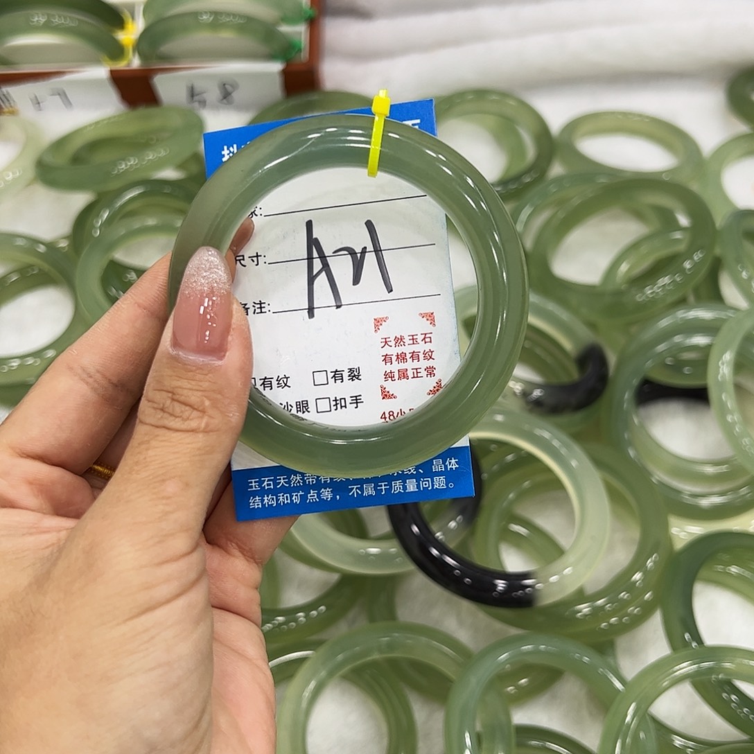 旺***糖蛇纹石玉未镶嵌手镯