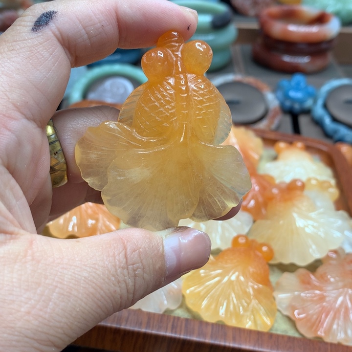 妖****石英质玉（黄龙玉）合金颈饰