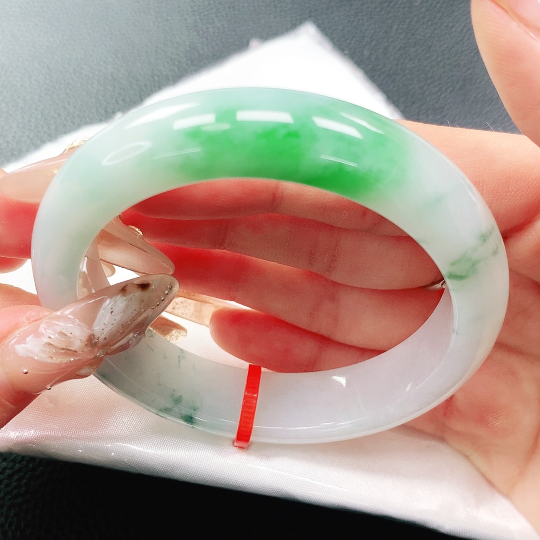 翡翠手镯未镶嵌55圈