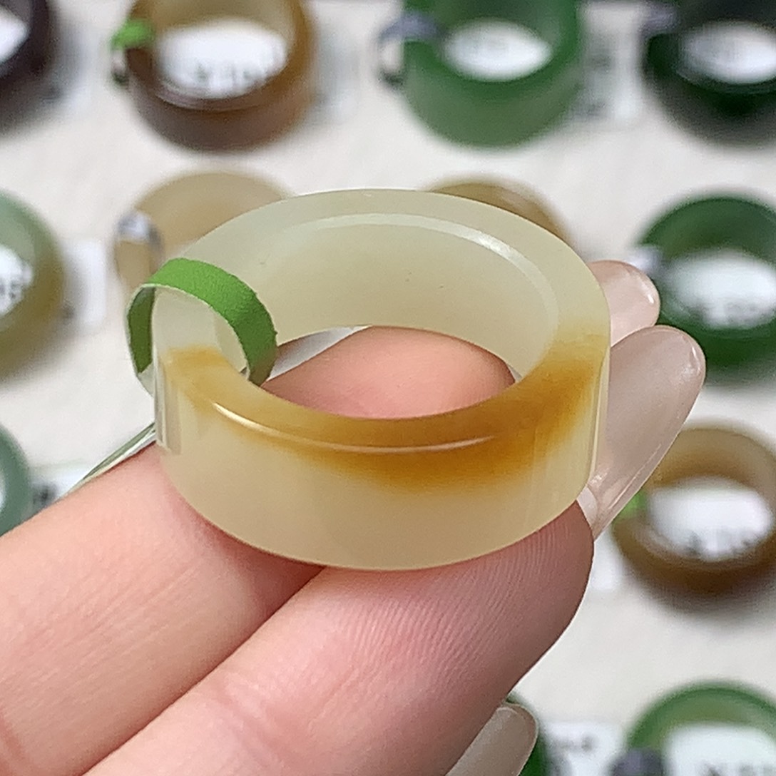 未镶嵌戒指和田玉