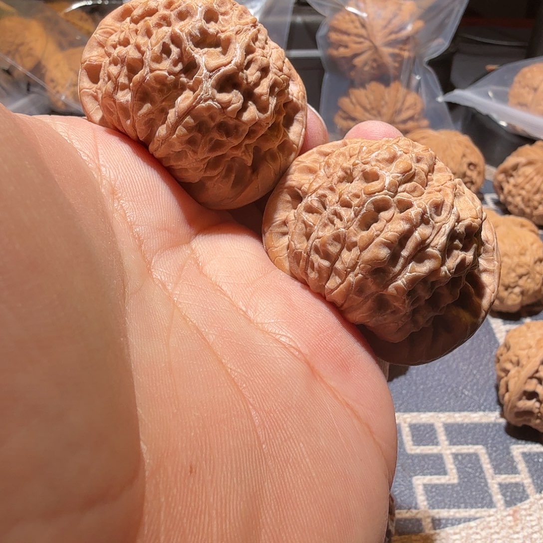 文玩核桃吊坠血麒麟