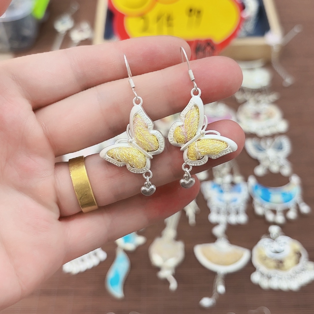 非金属布艺手工刺绣蝴蝶耳环