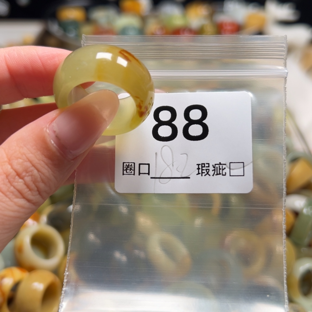 怾***步蛇纹石玉未镶嵌戒指