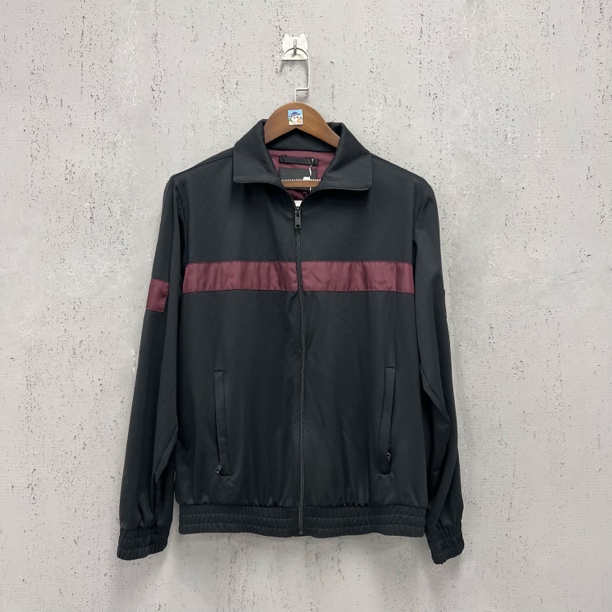 99新 Prada/普拉达 黑色酒红色拼接手臂刺绣logo外套xl码 Z00321